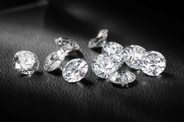 Come distinguere un diamante vero dallo zircone? Ecco il trucco e